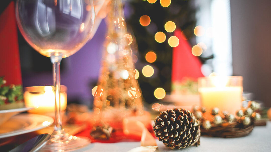 Set the holiday mood with linens, table settings that shine